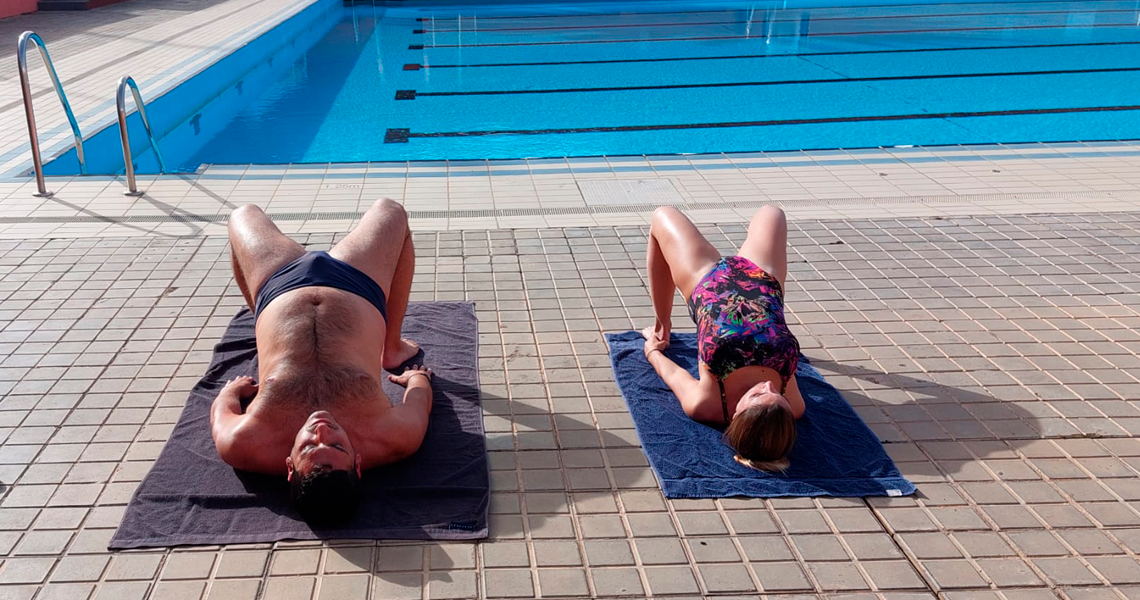 Ejercicios de respiración junto a la piscina
