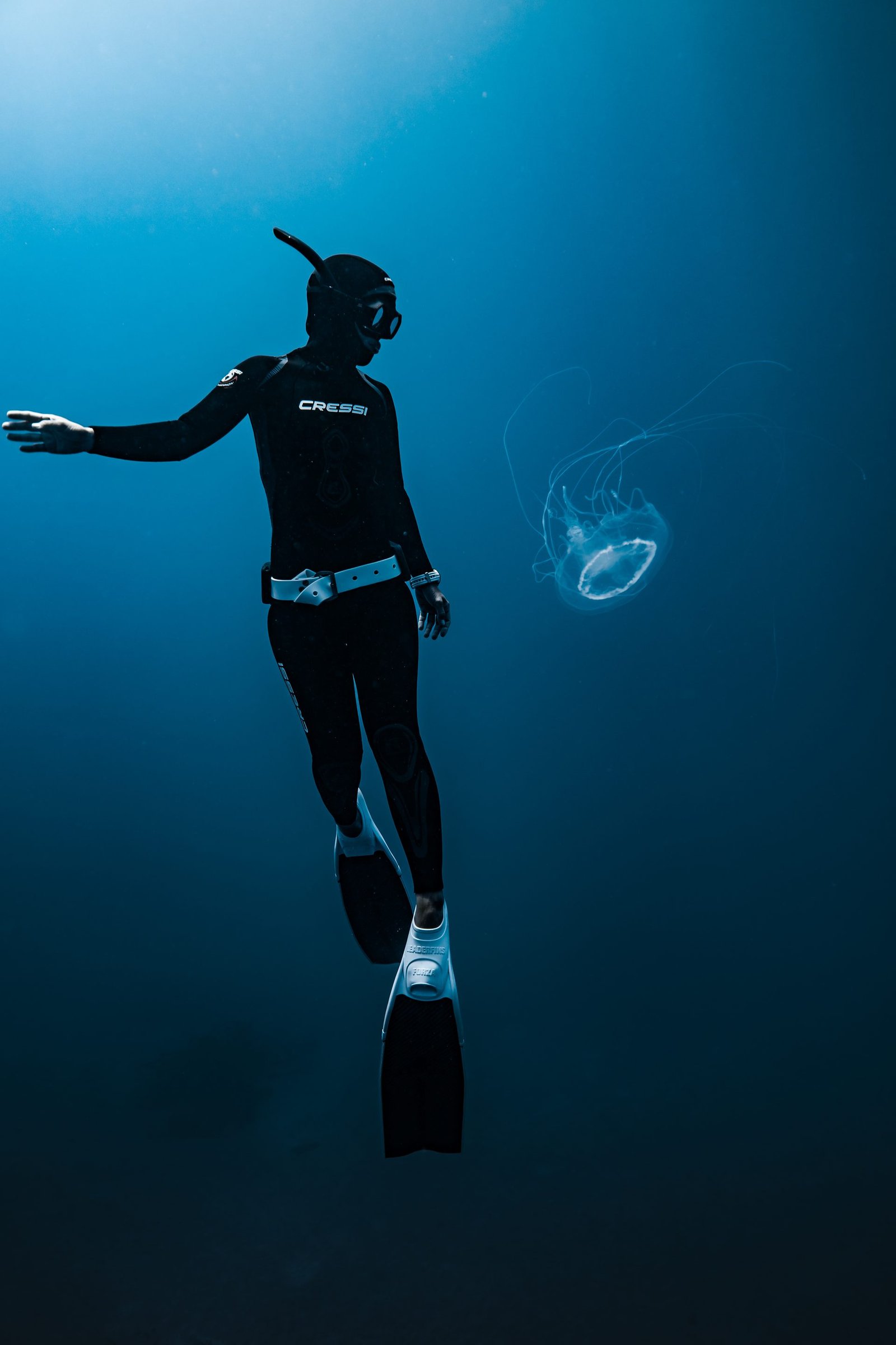 Freediver junto a una medusa en las aguas profundas de Gran Canaria