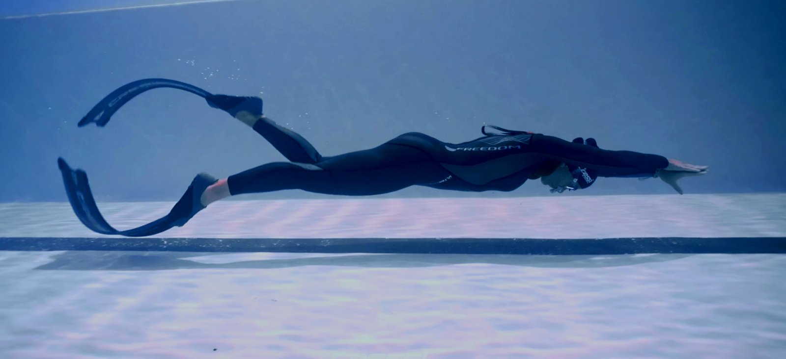 Entrenamiento de freediving en piscina