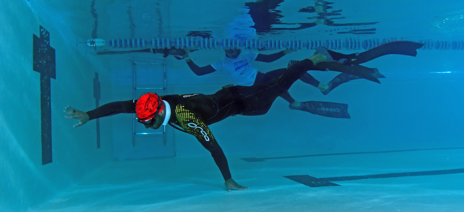 Apnea dinámica sin aletas en piscina